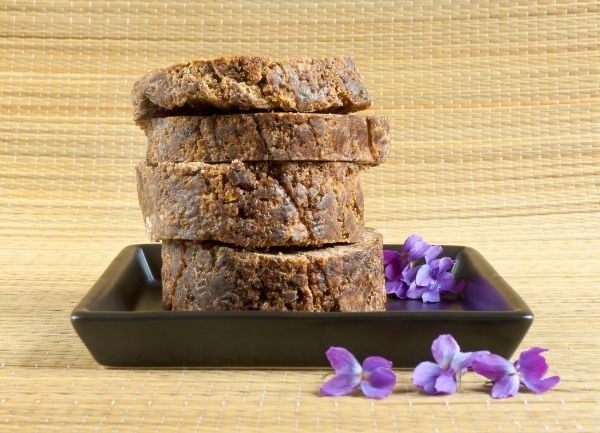 Using black soap: how and what benefits for your skin?