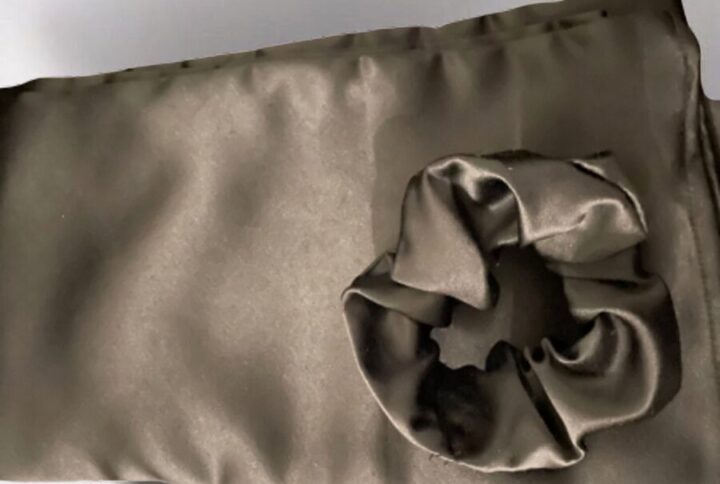 Taie d'oreiller en satin et chouchou noir