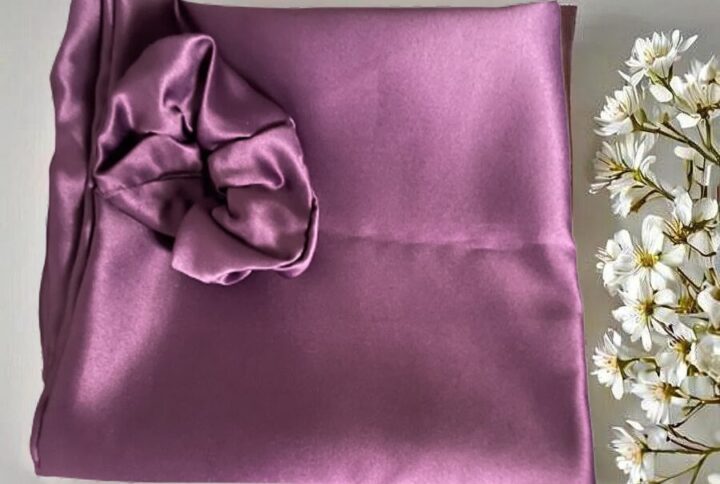 Taie d'oreiller en satin et chouchou violet