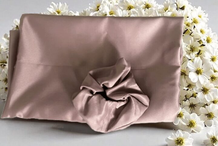 Taie d'oreiller en satin et chouchou rose