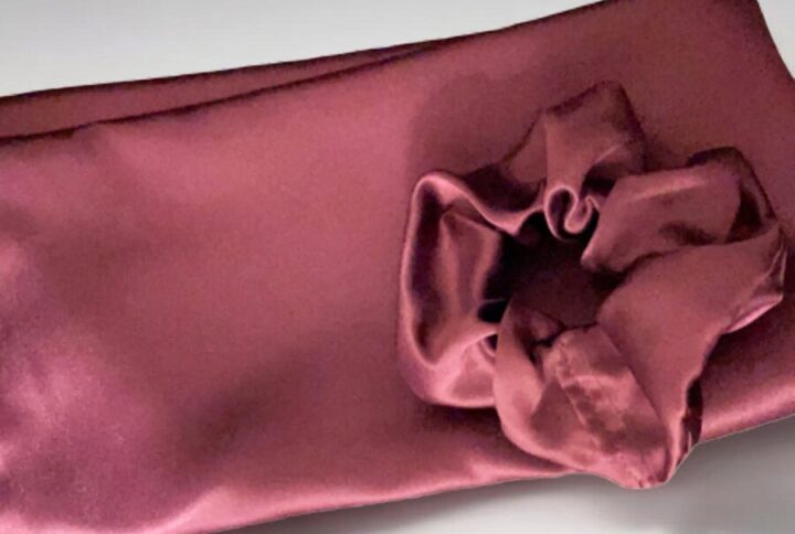 Taie d'oreiller en satin et chouchou bordeaux