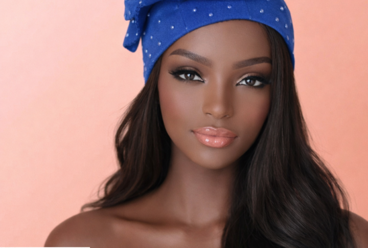 Bonnet orné de perles et broche