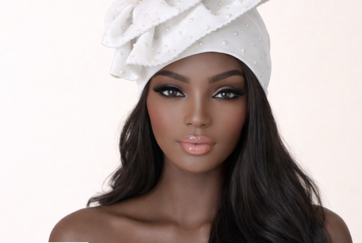 Bonnet orné de perles et broche