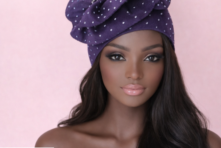 Bonnet orné de perles et broche