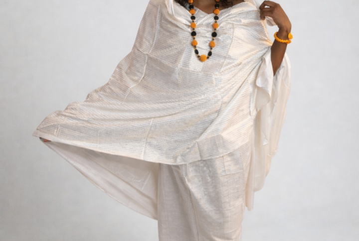 Melhfa blanche et dorée