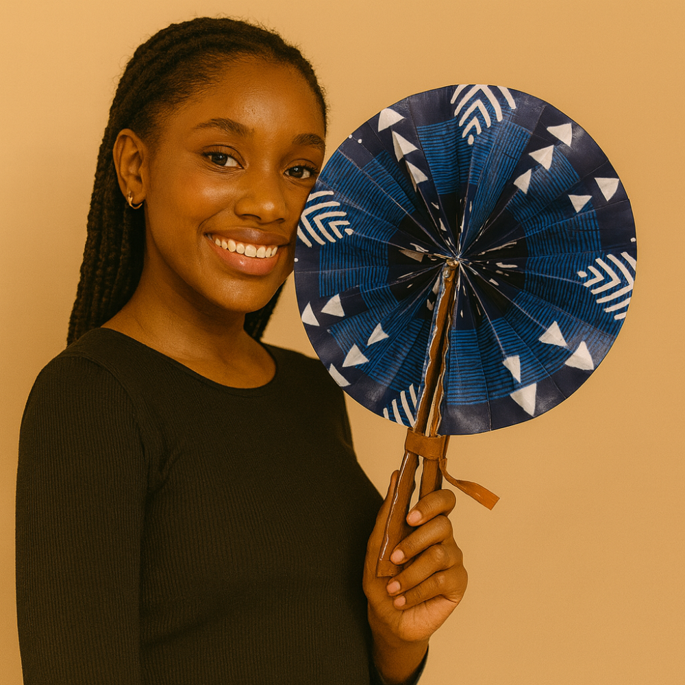 Éventail Africain Artisanal en motif Bogolan – Bleu Indigo
