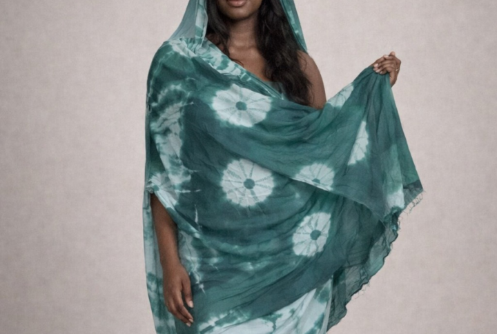 Femme portant une melhfa verte non cousue tie and dye en tissu fluide et élégant