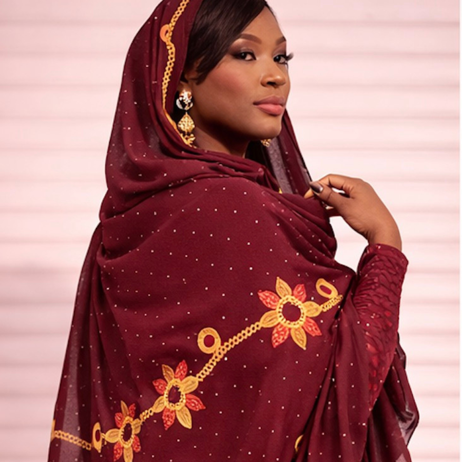 Melhfa Bordeaux Brodée & Body Assorti – Élégance Sahélienne