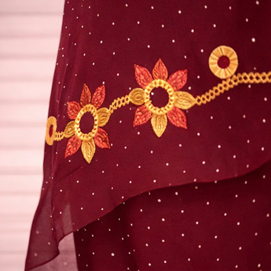 Melhfa Bordeaux Brodée & Body Assorti – Élégance Sahélienne