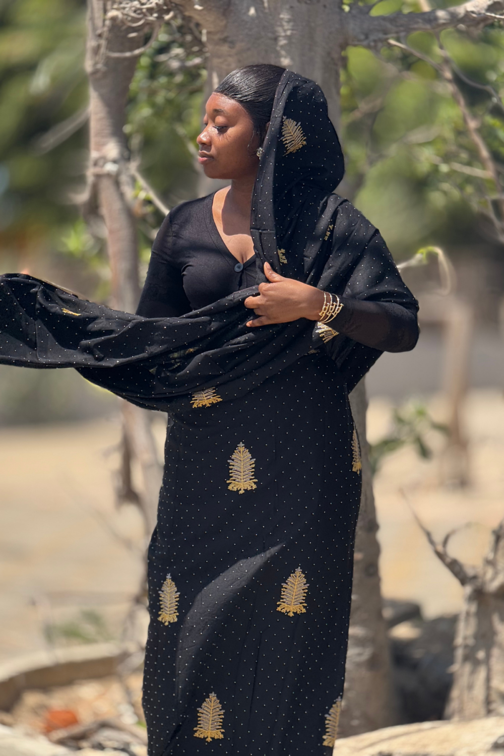 Melhfa noire brodée dorée avec body assorti