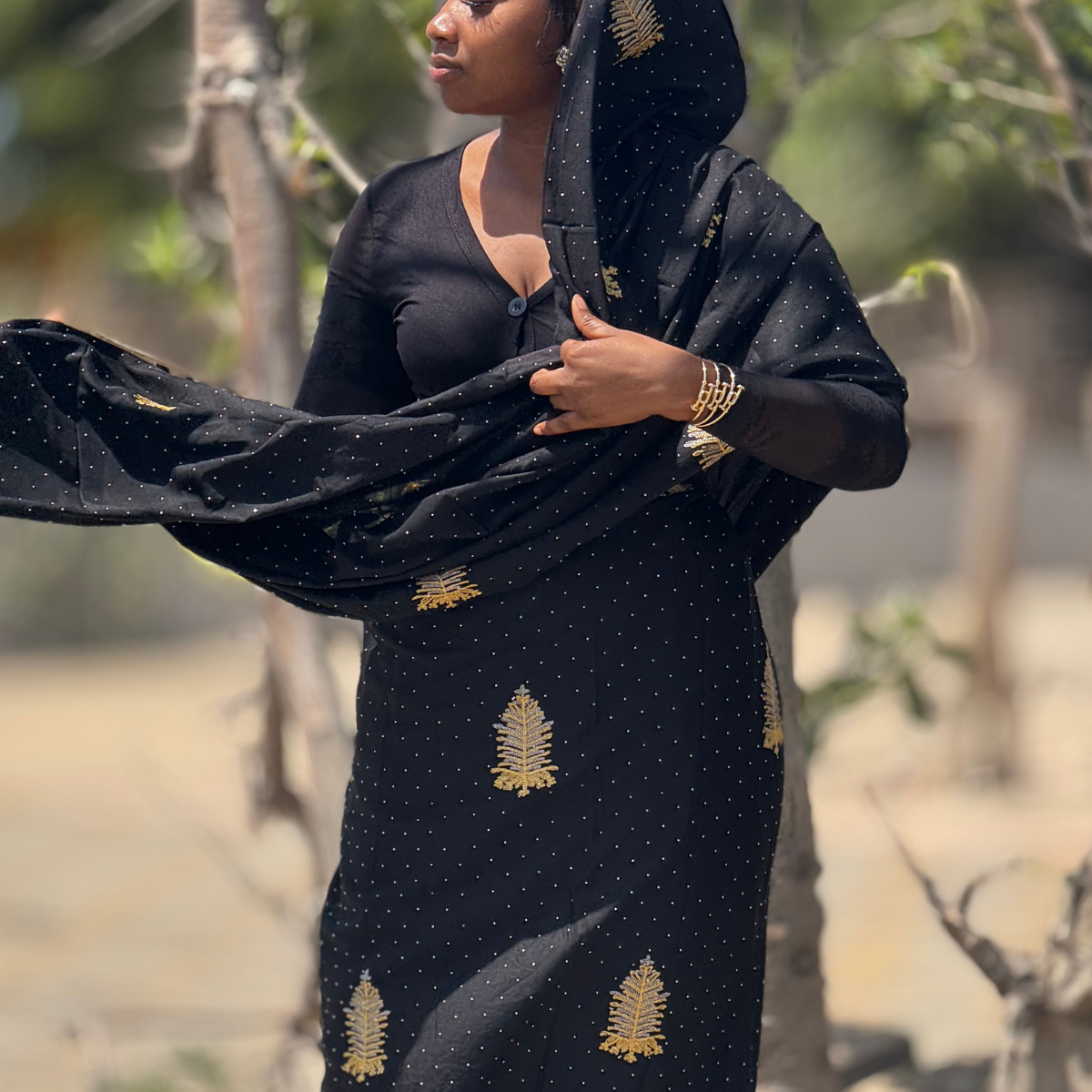Melhfa noire brodée dorée avec body assorti