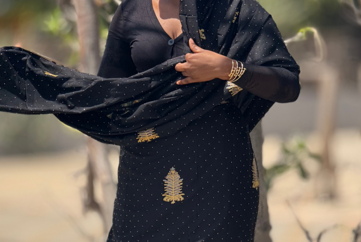 Melhfa noire brodée dorée avec body assorti
