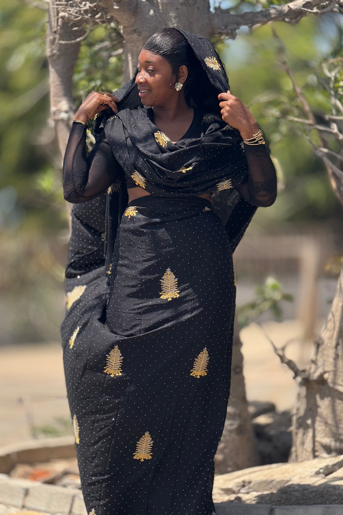 Melhfa noire brodée dorée avec body assorti