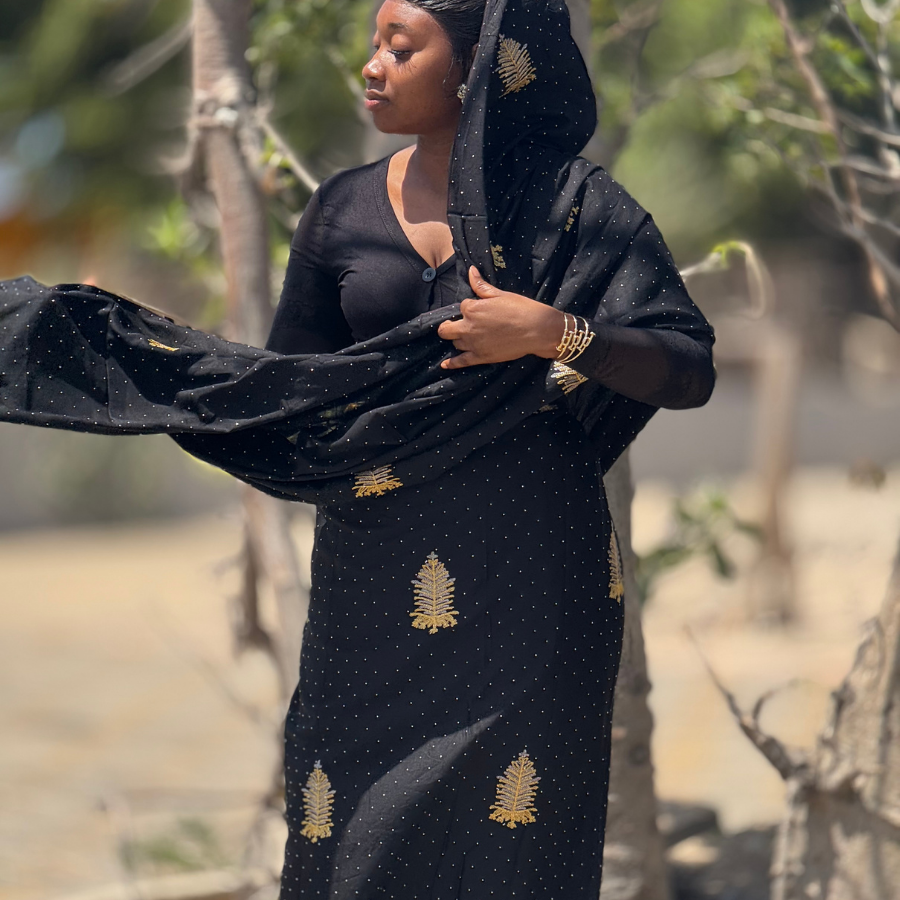 Melhfa noire brodée dorée avec body assorti