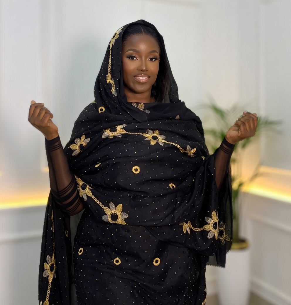 Melhfa noire brodée dorée avec body assorti