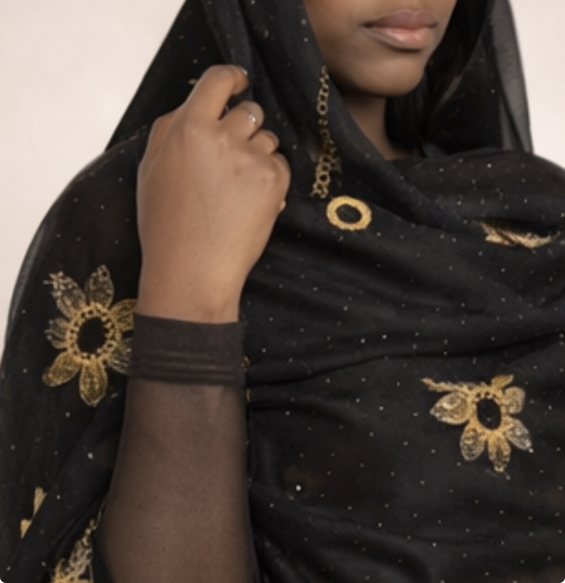 Melhfa noire brodée dorée avec body assorti