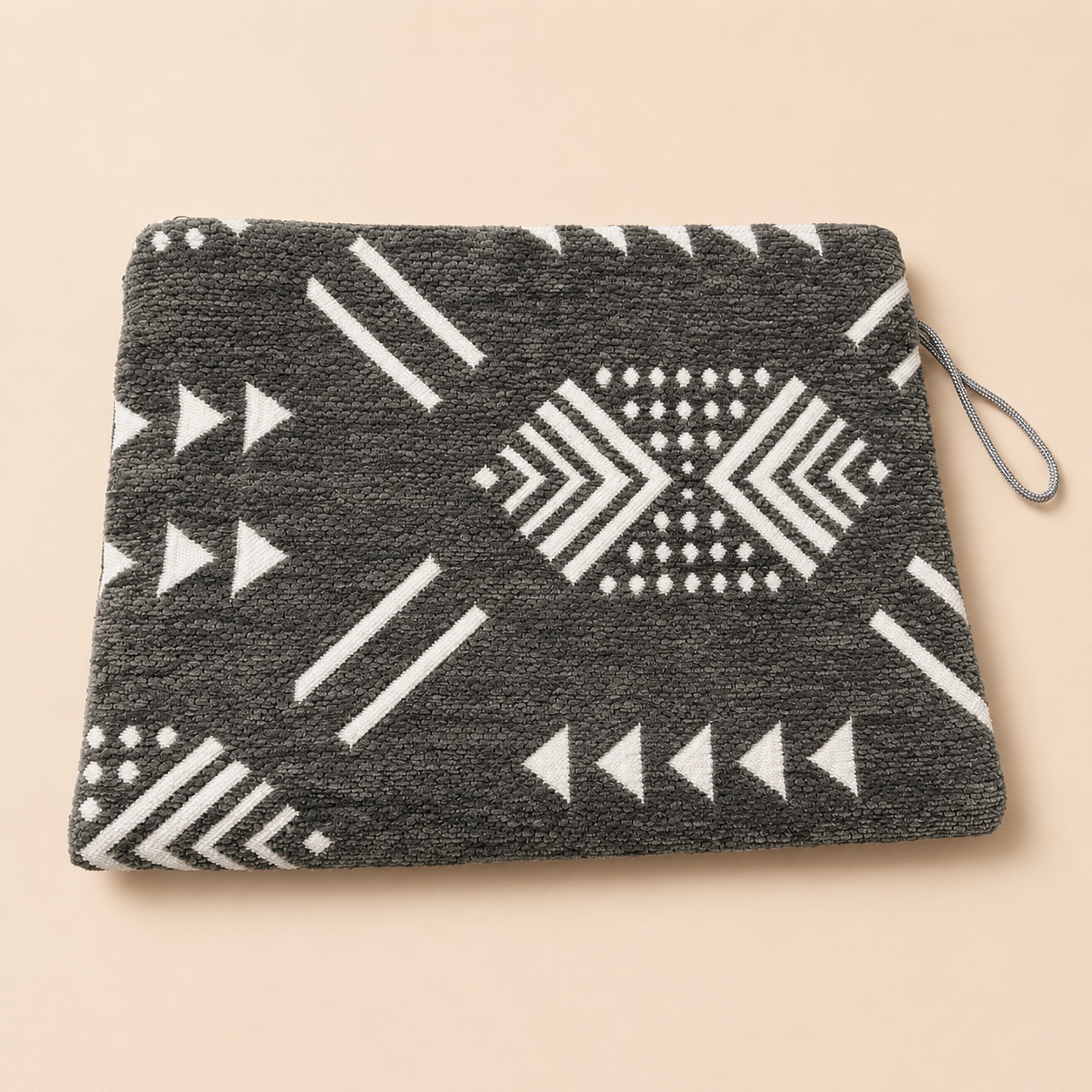 Pochette Bogolan grise à motifs géométriques blancs
